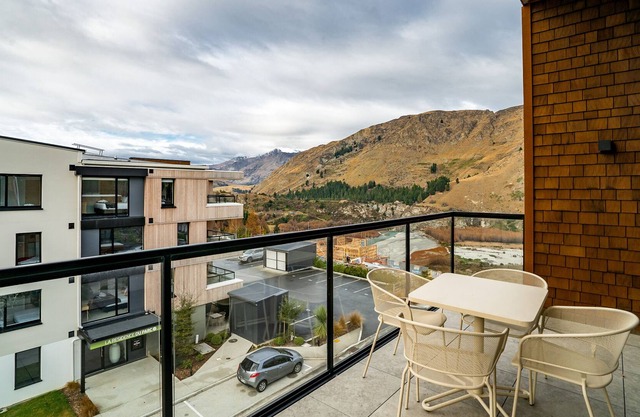 QUEENSTOWN MOUNTAIN HEAVEN - ARTHURS POINT HOLIDAY APARTMENT in Queenstown