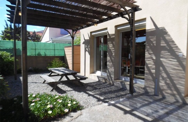 Quiet 1-bedroom apartment with terrace and parking - 400m from the beach
