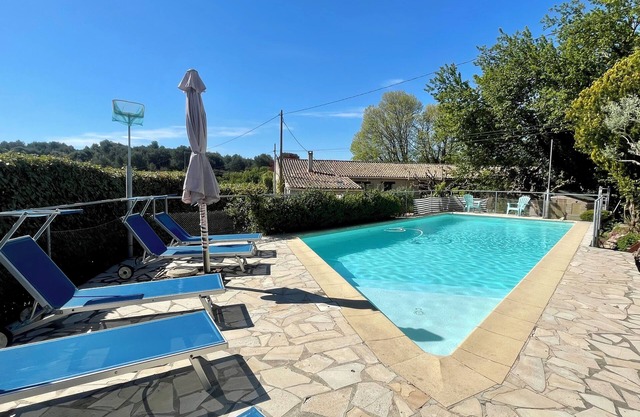 Quiet 10-person house with independent studio. Countryside near village center.