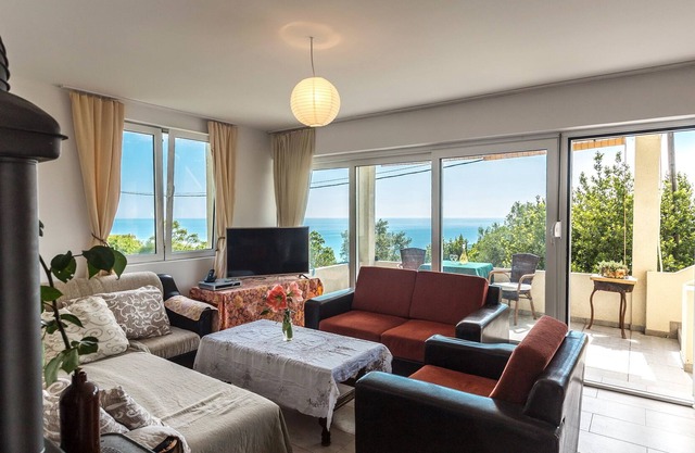 Quiet 2BR Apt. above Jaz beach w balcony & sea view