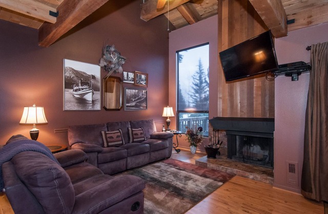 Quiet and Serene Tahoe Getaway + Private Beach + Pool + Tennis