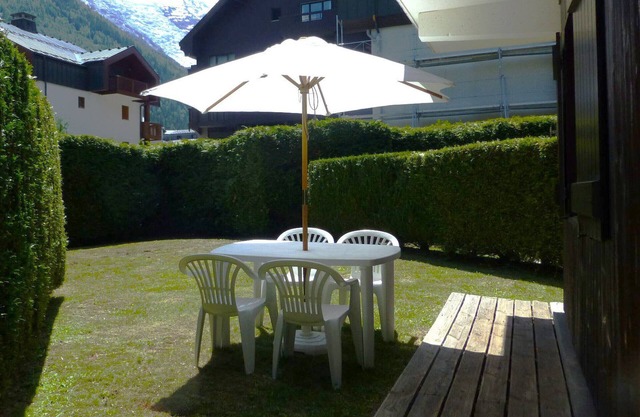 Quiet Apartment Near Chamonix Center, Private Garage, Ski Locker