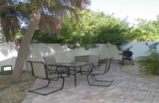 Quiet beach getaway with patio! Walk to the beach, bars, and restaurants!