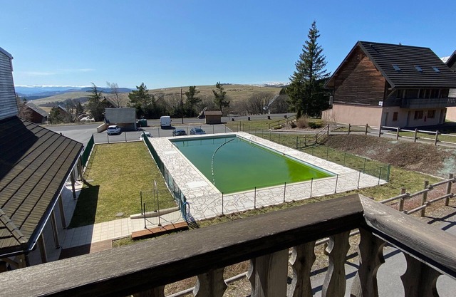 Quiet duplex with pool and balcony near Super-Besse