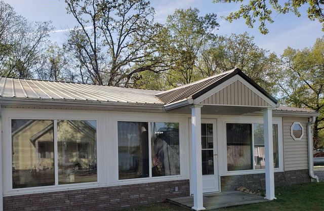 Quiet Lakehouse with an Amazing all Season Sunroom!