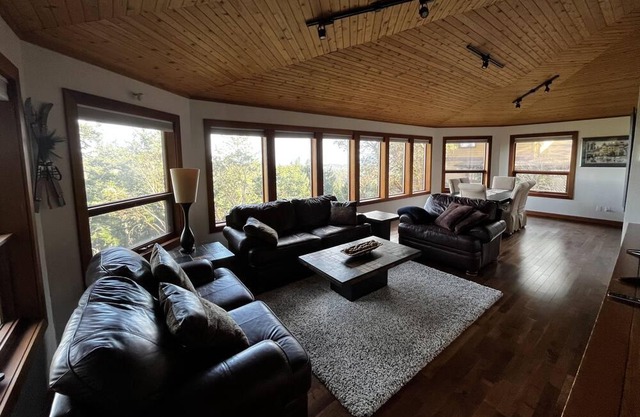 Quiet Mountainside Guesthouse with Ocean Views