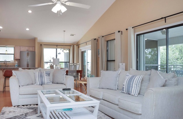 Quiet Neighborhood, Gulf Front Community Pool & Hot Tub ~ Beach Haven