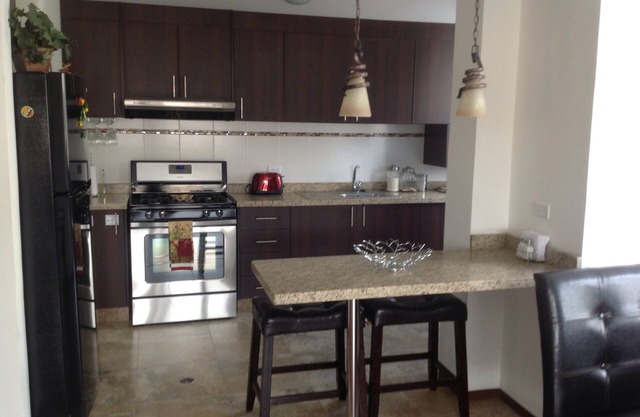 Quiet Oasis with Mountain views, near great restaurants, coffee shops nightlife.