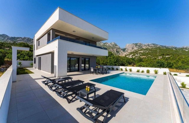 Quiet pool Villa Silente