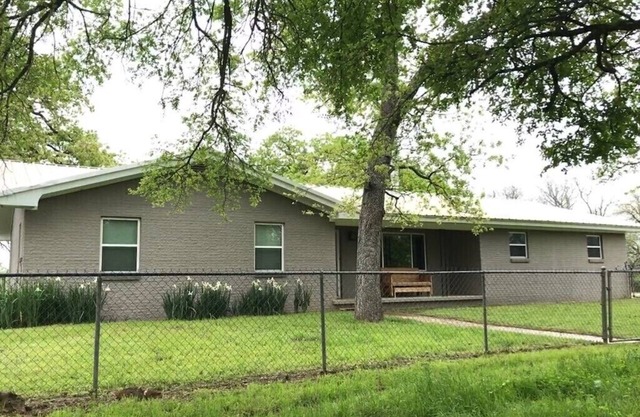 Quiet Ranch Retreat with easy access to Circle T Arena, pet friendly
