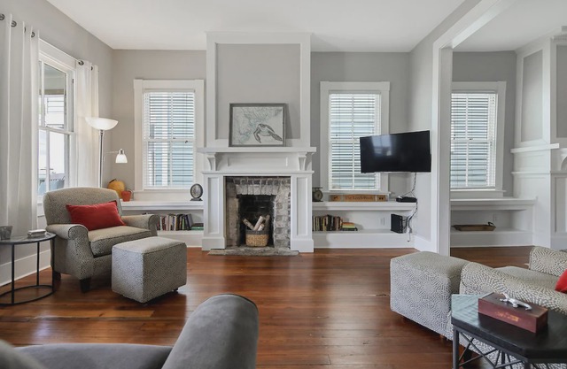 Quiet Renovated Apartment Close to Forsyth with Parking by Lucky Savannah