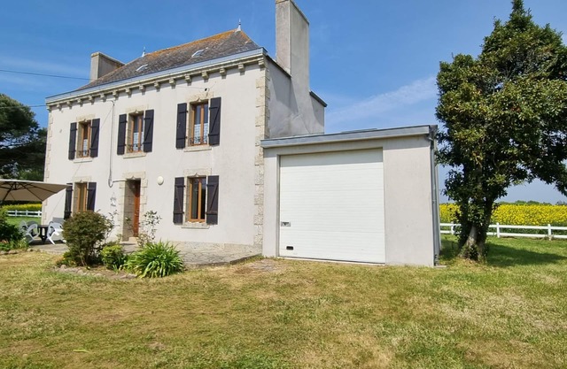 Quiet renovated house near the beach with beautiful garden in Kerdalé