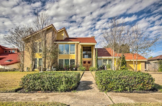 Quiet Rental w/Balcony: 14 Mi to Downtown Houston