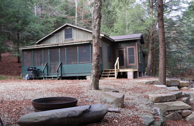 Quiet setting along a beautiful mountian stream!