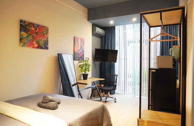 Quiet Studio with Kitchen in bustling area close to Airport