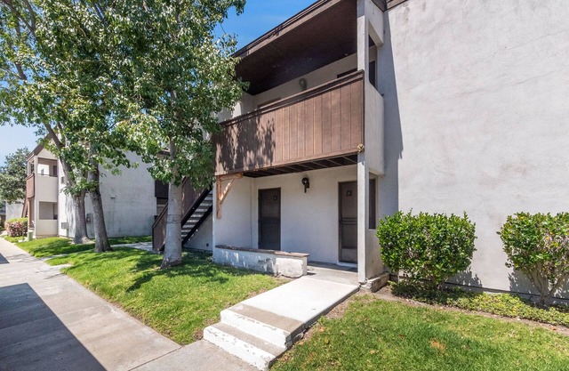 Quiet studio with shaded patio, pool, hot tub & perfect central location