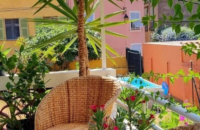 Quiet villa in the center of the historic Old Village 5 minutes from the beaches