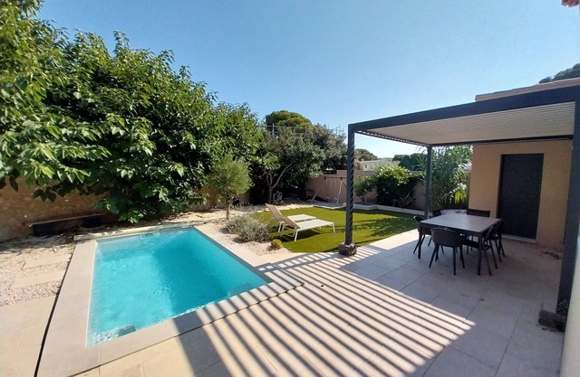 Quiet villa with swimming pool, 300m from the sea, shops and port