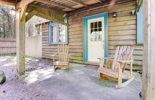 Quintessential dog-friendly cabin in the woods, within short walk of the river