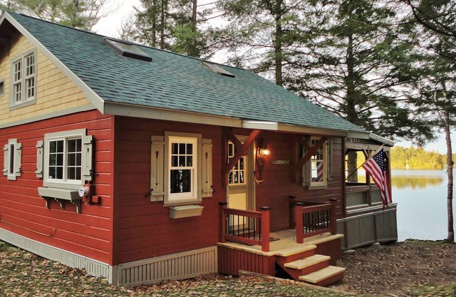 Quintessential Lakefront Cottage with Wonderful Views!