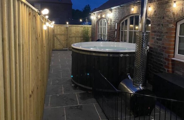 Quirky 3 bed holiday home with Wood-fired Hot-tub