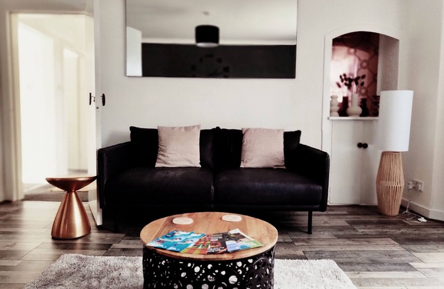 Quirky, peaceful apartment in Dundee with free parking & great transport links!