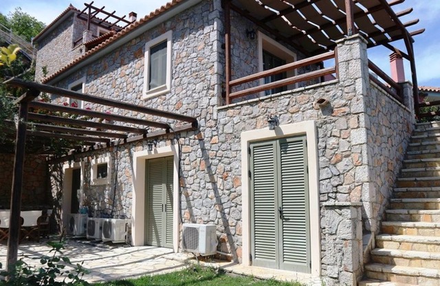R 1254 Villa - Three Bedroom Villa - with Sea View - Mountain View - Garden View (Handicap
