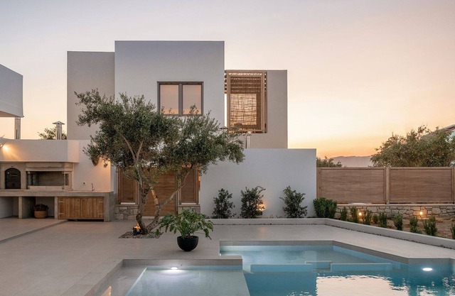 R 1485 Whole Estate 3 pools - up to 21 adults with Garden View, Soundproof Windows & Private Balcony
