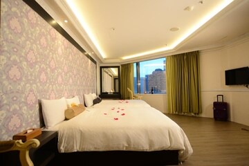 R 1633 Golden Age Hotel