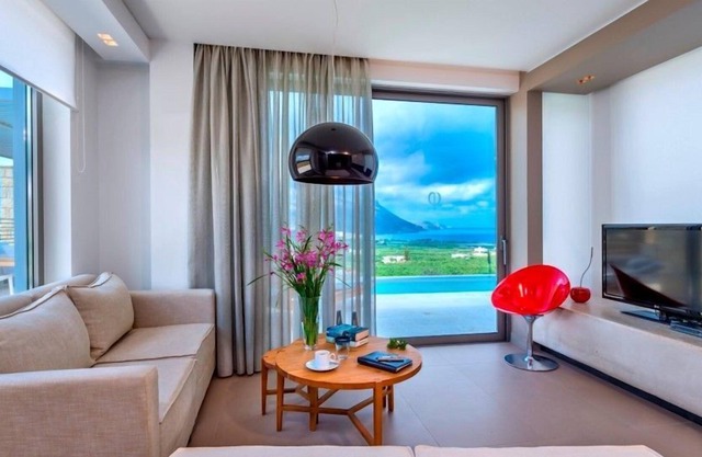 R 3092 Villa Federico With Private Living Room.Maid Service & Brea