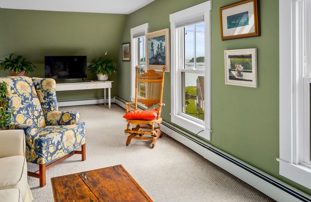 R&R in MAINE Harbor Lookout on Tenants Harbor OPEN All Year