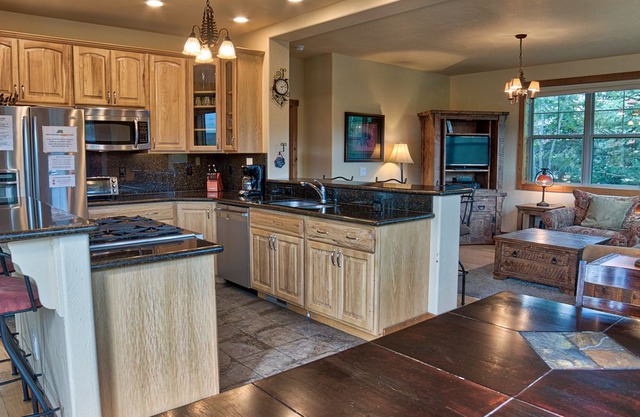 Rachel Lane Home with Luxurious Touches ~ RA46729
