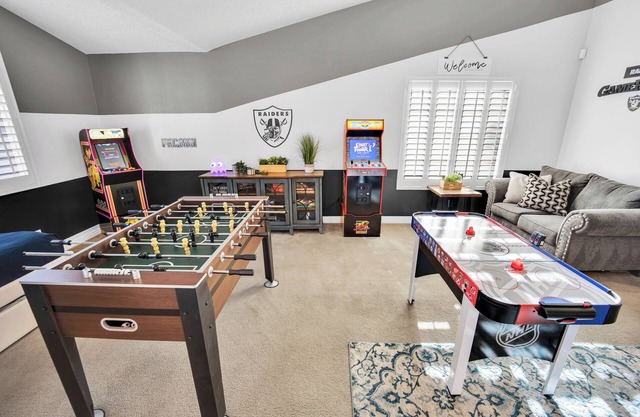 Raiders-UFC-Golden Nights-Aces-Game Room-Automated King Bed-5 miles to Strip