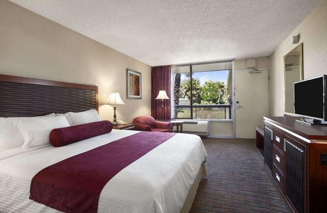 Ramada by Wyndham Sunnyvale Silicon Valley Motel