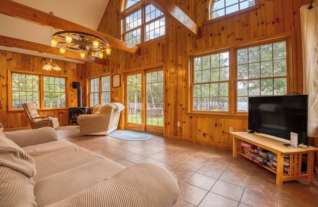 Rangeley Lake House in Oquossoc Cove, with hot tub