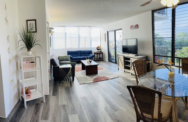 Rare 2 bed 2 bath with 10 minute walk to the pier, dining and Ocean!