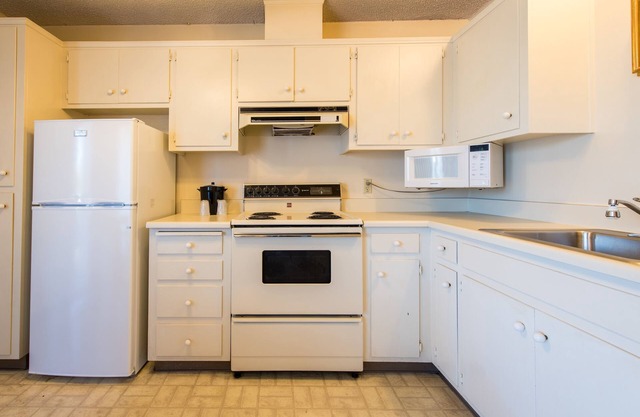 Rare Find! Awesome Unit, Free Parking, Pool, Near Alameda Ferry Terminal!