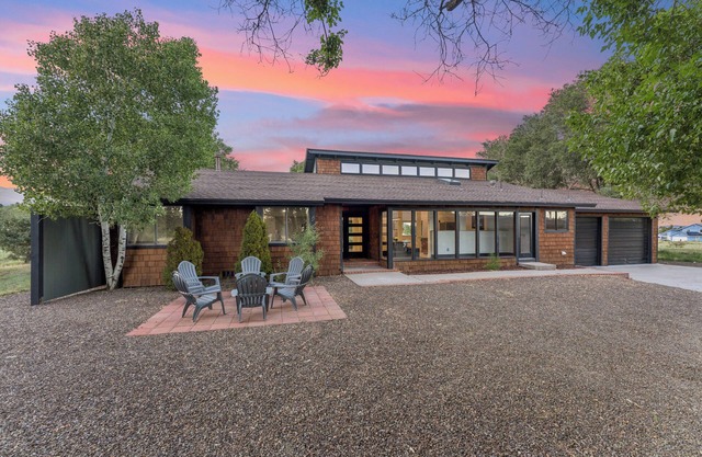 Rare Modern Family Getaway ~ 3 Acres & Game Room