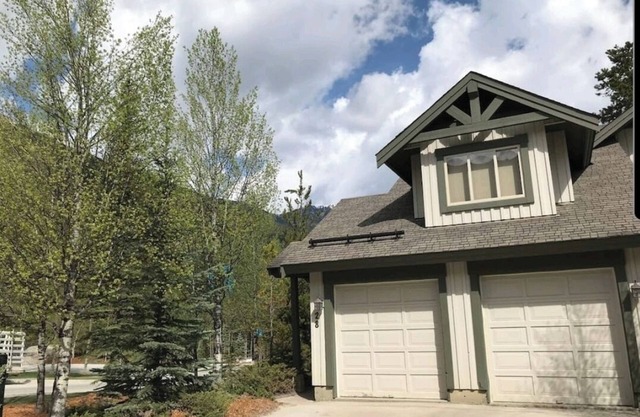 Rare Upper Village Townhouse w/a garage for gear and tuning!