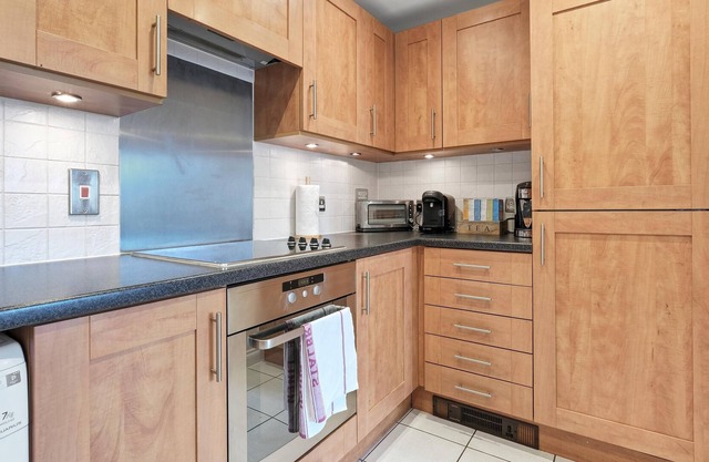 Reading Town Centre River View Serviced Apartment with 2 bedrooms, 2 bathrooms