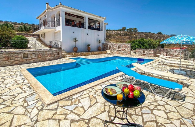 Ready for a dream vacation? Come to this beautiful vacation accommodation in Koroni and enjoy this l