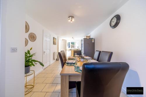Reams Way 5Bedroom Apt Sleeps 13 in Sittingbourne with Wifi & Free Parking By Maison Christo Property Short Lets & Serviced Accommodation
