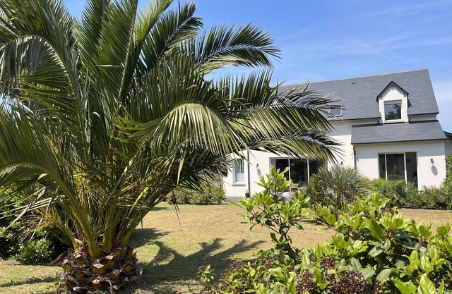 Recent house 300 m from the beach, large landscaped enclosed garden. Small sea view!