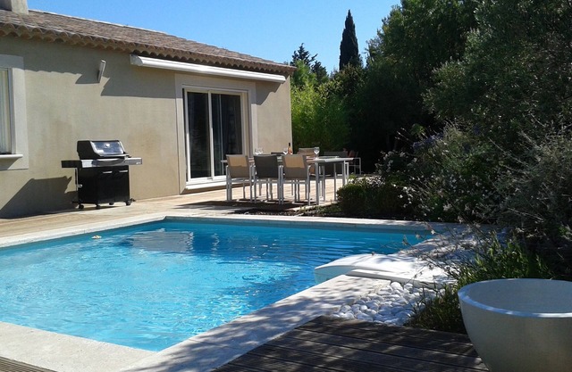 Recent house with private pool in a residential area near the town center