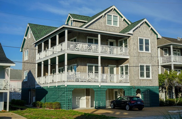 Recently-renovated 6 BR Townhome Steps from the Beach
