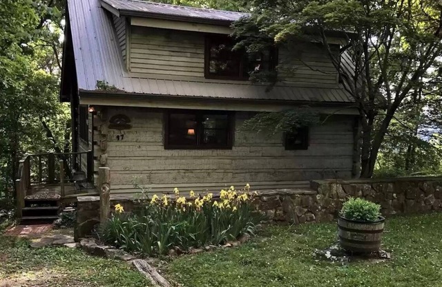 Red Bird Roost - Cozy log cabin on the Brow steps to downtown and Brow Park