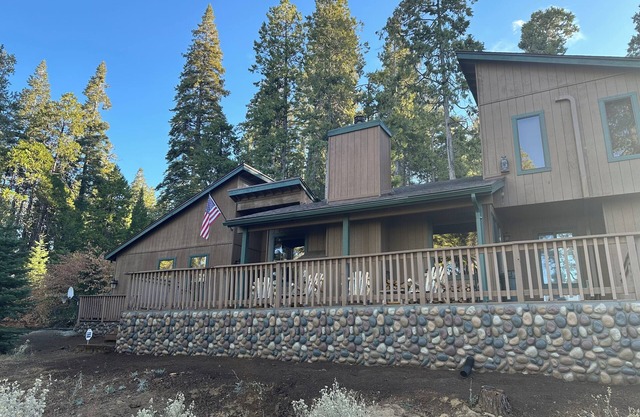 Red Leaf Lodge- Mountain Retreat 5 Star!nCentral AC, Heating, Game room, Jacuzzi