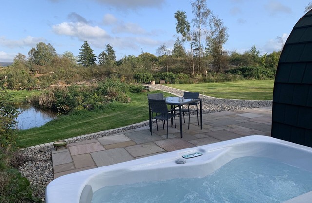 Red Squirrel Pod with Hot Tub - perfect for relaxing in countryside near Oban