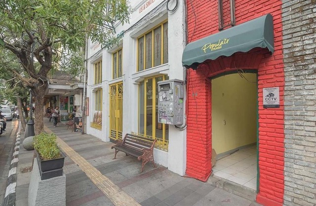 RedDoorz Hostel near Braga Citywalk