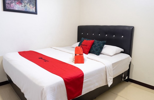 RedDoorz Near Setrasari Mall 4